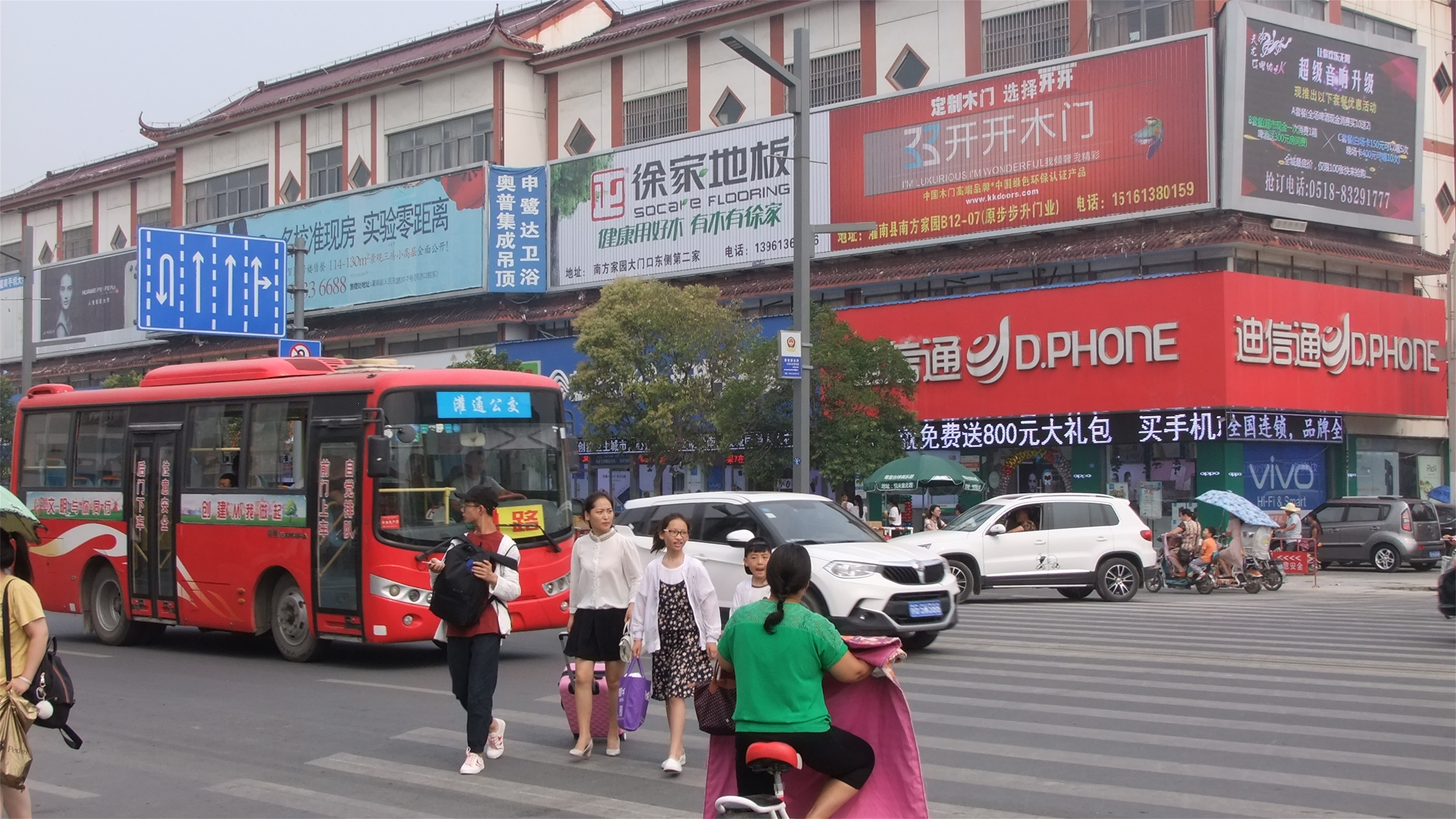 公交车礼让行人