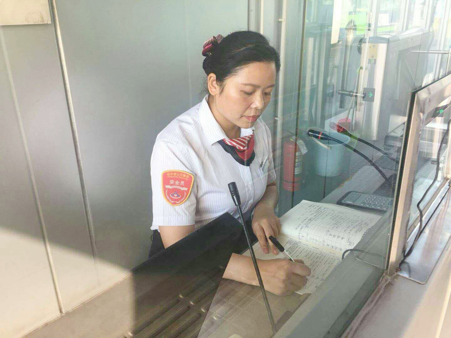 公交集团快速公司站务员爱岗敬业