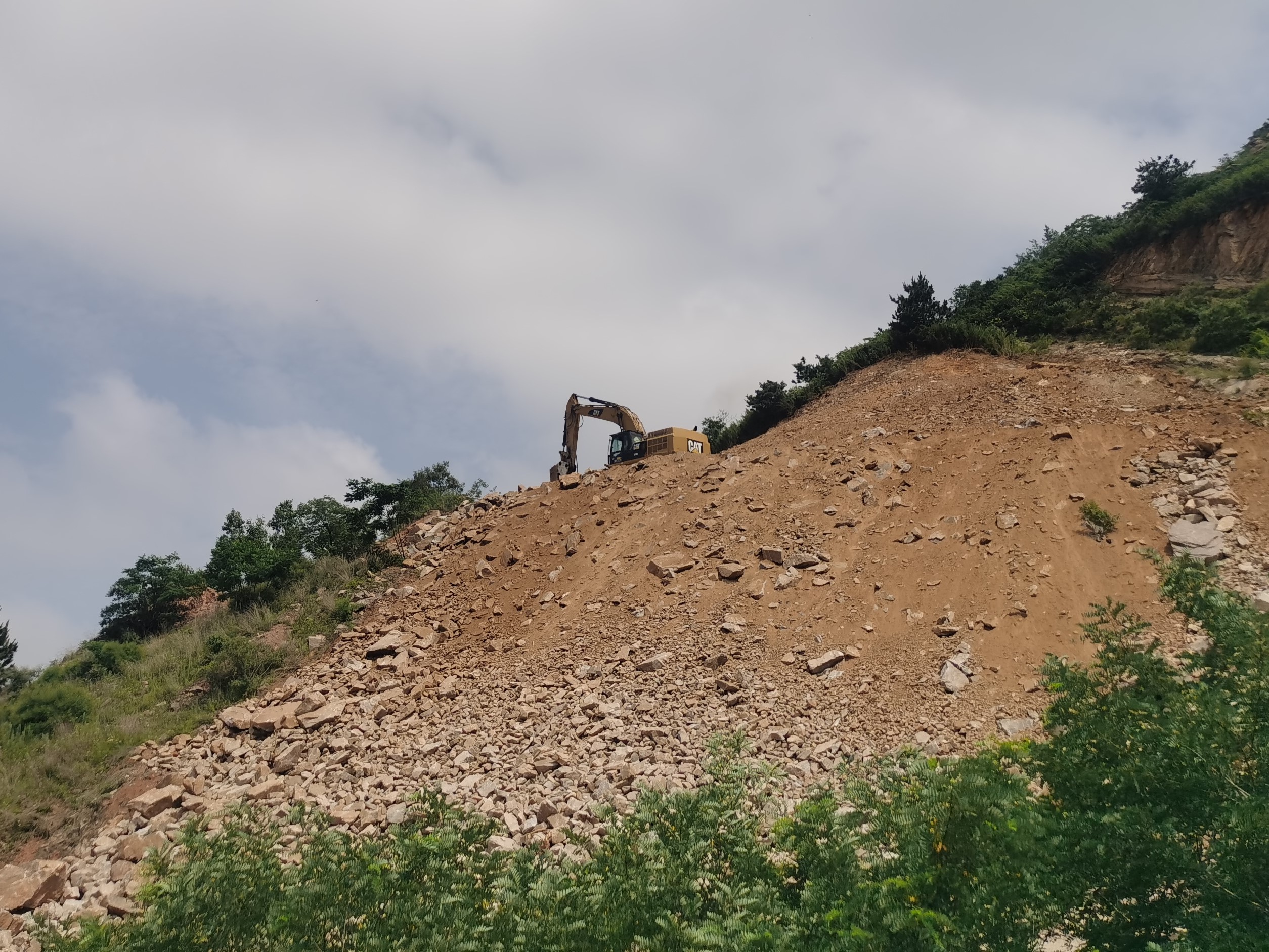 花果山小村北山山体复绿工程开建